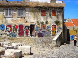 A-drug-den-on-the-outskirts-of-Lisbon-Jo-Campos-250x187