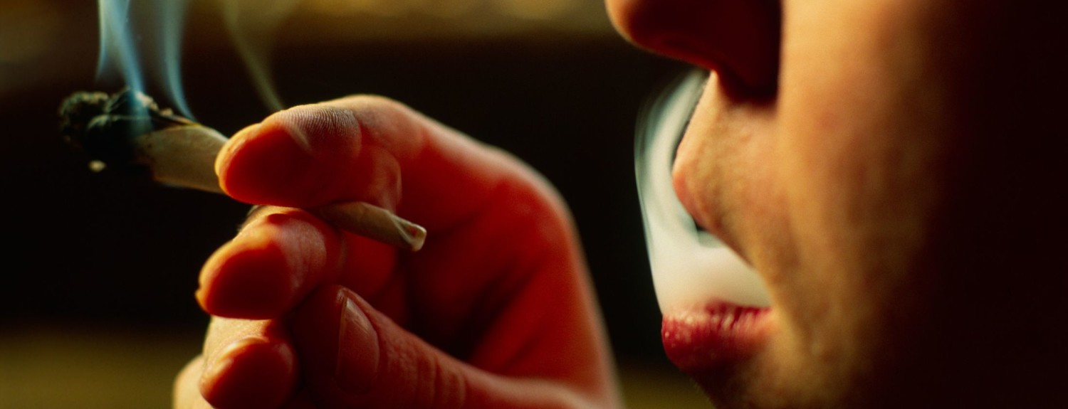 Smoking-Marijuana-Vs-Vaporizing-Marijuana