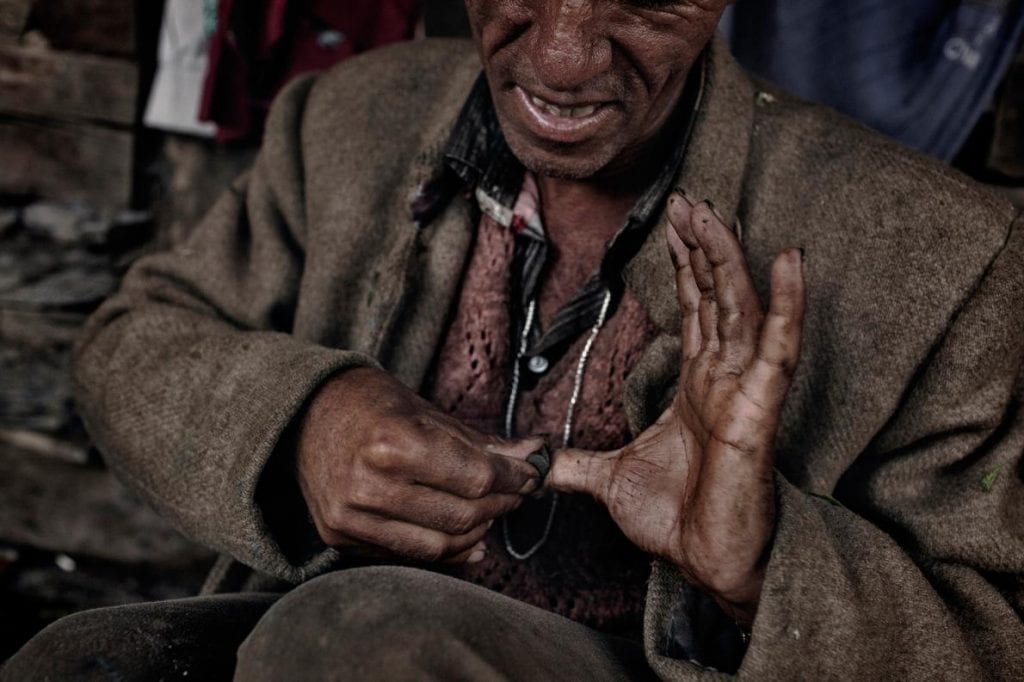 s ancianos que están participando en la cosecha, responsables de la elaboración Htz'aras - calidad de polen de hachís | Foto: National Geographic