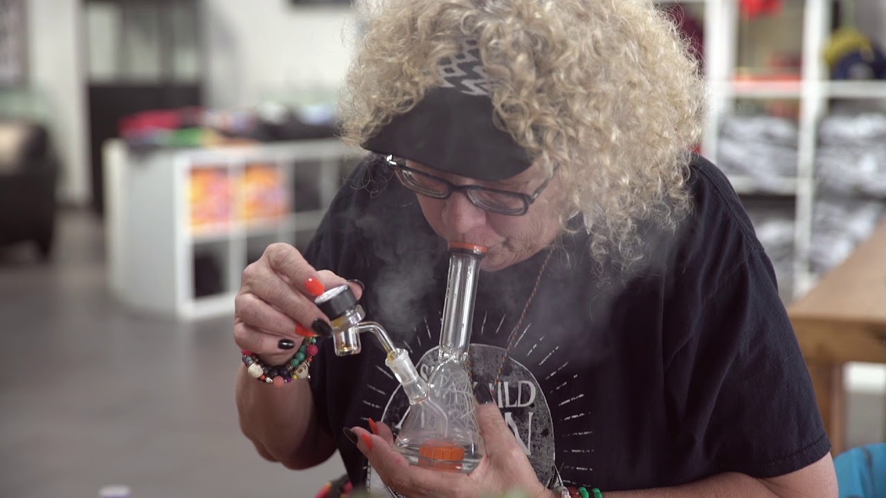 Dabbing Granny Una Abuela Que Le Gusta Y Aguanta La Hierba Mejor Que